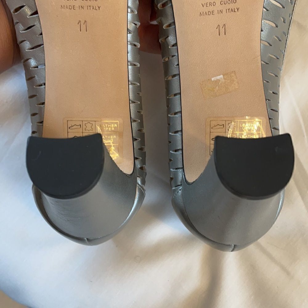 AQUATALIA GUNMETAL CUT OUT PEEPTOE SHOES. … - Picture 9 of 9